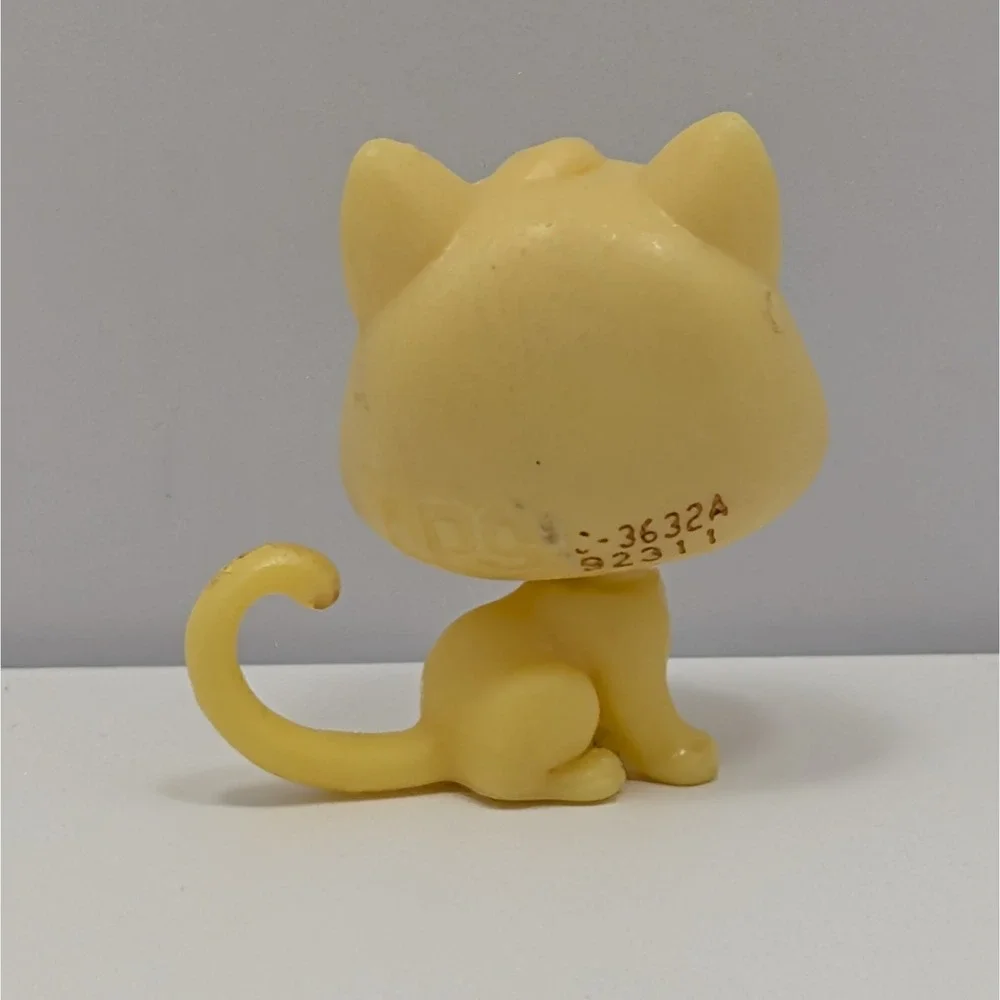 Littlest Pet Shop LPS Entry Level Shorthair Cat Yellow Cream Purple Eyes Hasbro